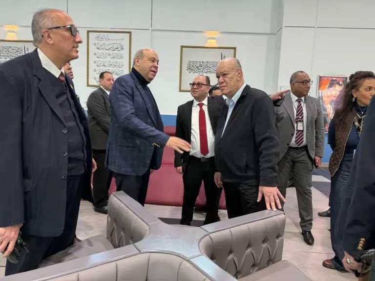 وزير الطيران يتفقد مطار القاهرة في أول أيام العيد ويعلن رفع درجة الاستعداد بالمطارات