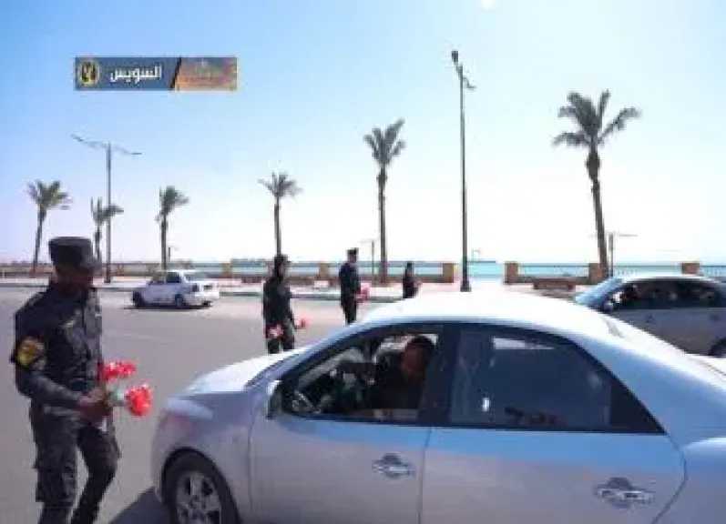 رجال الشرطة يشاركون المواطنين الاحتفال بعيد الفطر بتوزيع الورود في مختلف المحافظاتl صور