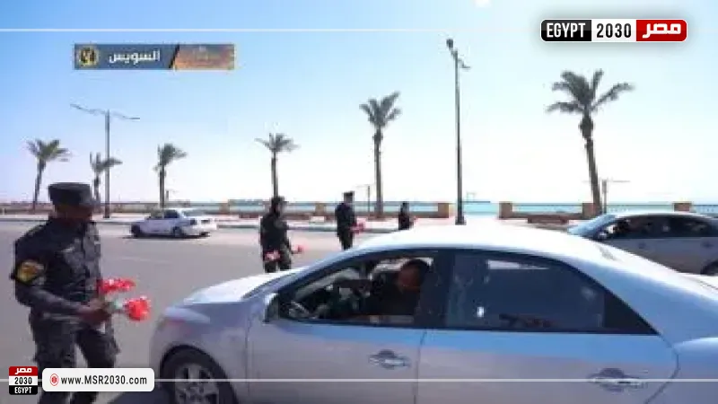 رجال الشرطة يشاركون المواطنين الاحتفال بعيد الفطر