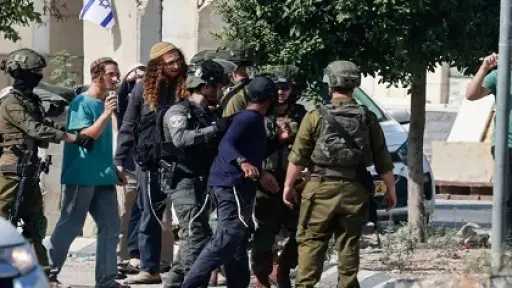 إصابة 6 فلسطينيين في اعتداءات مستوطنين بنابلس وسلفيت... إصابة 6 فلسطينيين في اعتداءات مستوطنين بنابلس وسلفيت وحرق مركبات بالضفة الغربية