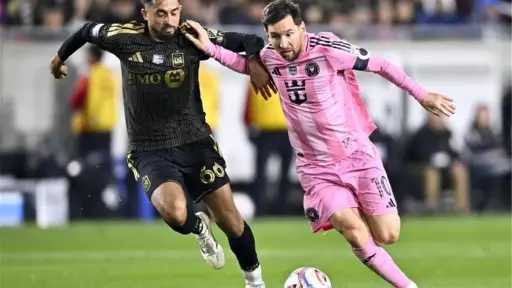 ميسي يحطم رقم بيليه التاريخي ويواصل كتابة أسطورة الركلات الحرة