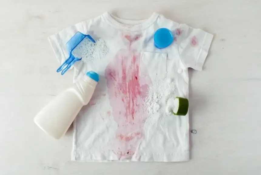 طرق طبيعية للتخلص من بقع الملابس.. تفاصيل