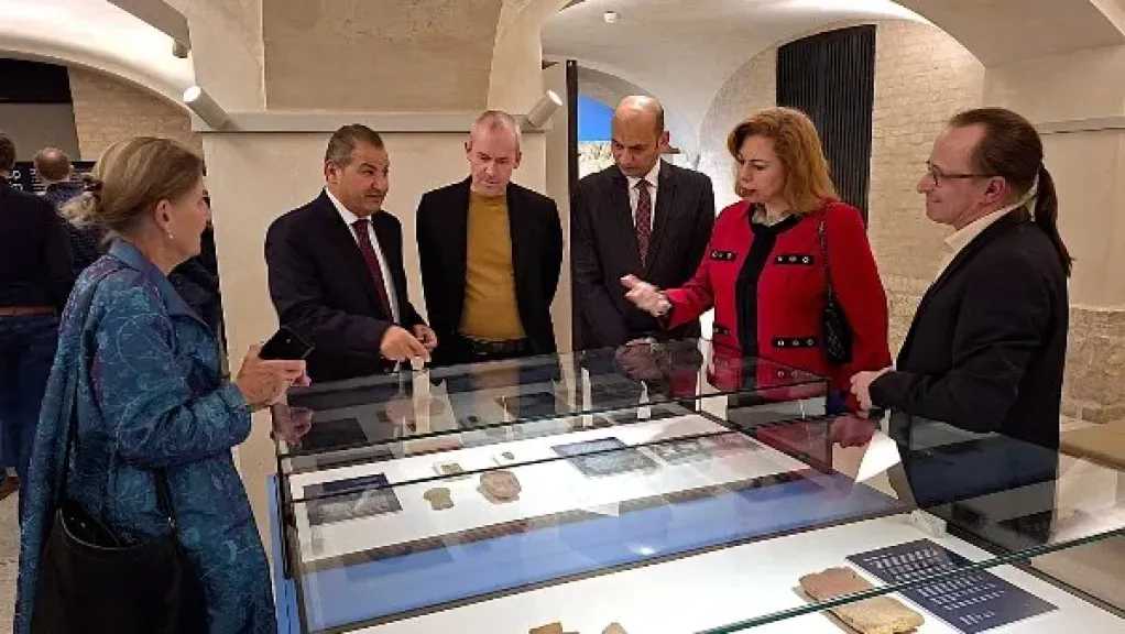 وزارة السياحة والآثار تشارك في افتتاح معرض “القدر في النجوم بالعاصمة الألمانية برلين