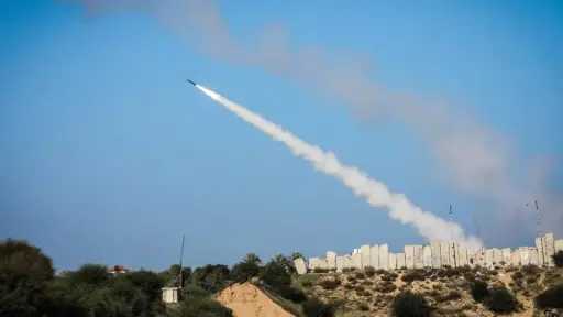 إيران تطلق دفعة صاروخية نحو إسرائيل وصفارات الإنذار تدوي في عشرات المواقع