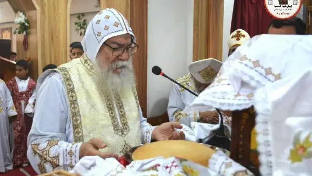 الأنبا مكاريوس يصلي القداس بمناسبة عيد نياحة الأم سارة بديرها العامر بالمنيا