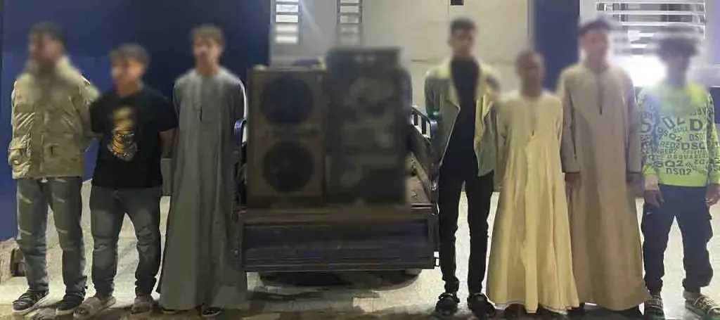 ضبط طلاب رقصوا على تروسيكل بمكبرات صوت بدون ملابس في قنا