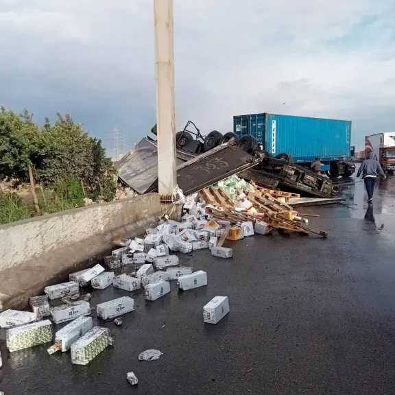 إصابة شخصين في تصادم سيارتي نقل بأكتوبر بسبب الأمطار