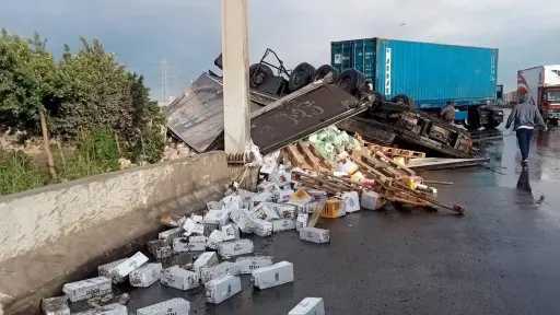 إصابة شخصين في تصادم سيارتي نقل بأكتوبر بسبب الأمطار