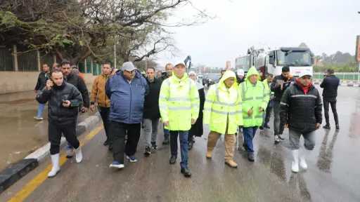 محافظ القاهرة يتفقد الشوارع لمتابعة شفط مياه الأمطار