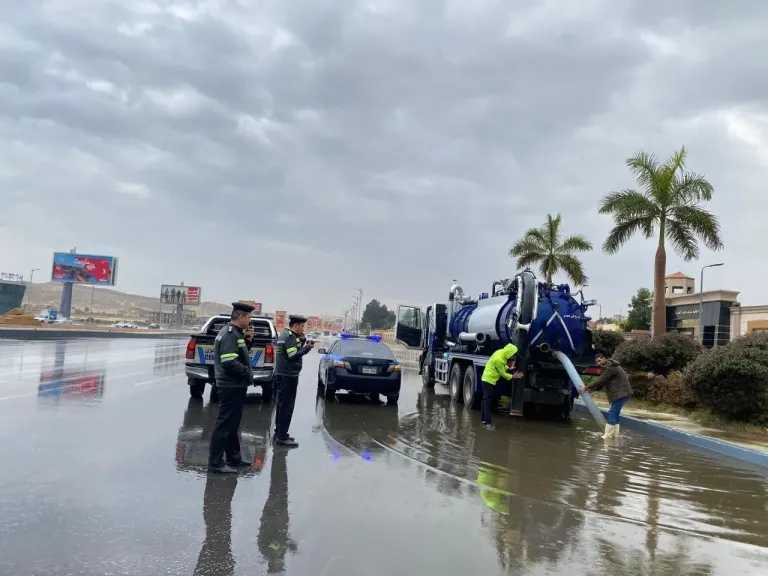 المرور تكثف جهودها لتسهيل حركة السيارات في ظل تقلبات الطقس والأمطار الغزيرةl صور