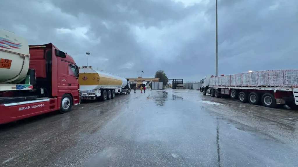 الهلال الأحمر المصري يدفع بـ2000 خيمة ومساعدات جديدة إلى غزة لمواجهة الطقس السيئ