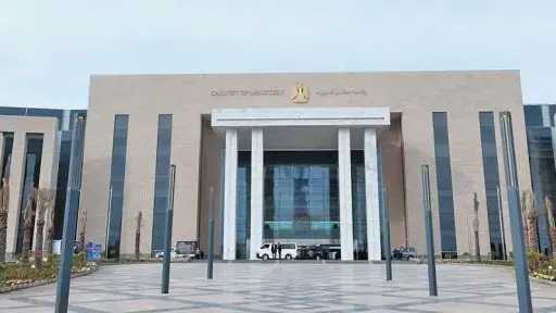 الحكومة تنفي صدور قرار بحظر حركة المواطنين ومنح إجازة للعاملين بالدولة وتعليق الدراسة 15 يوما