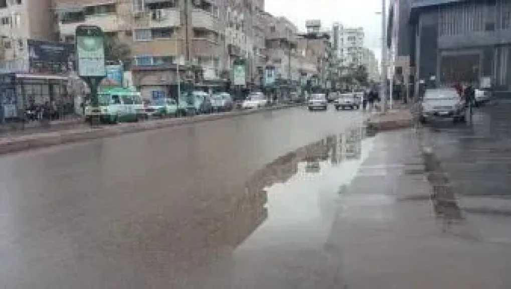 انتشار سيارات الشفط بجميع المحاور لسحب مياه اﻷمطار بالقاهرة والجيزة