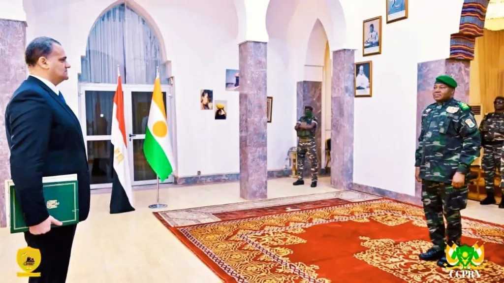سفير مصر بالنيجر يقدم أوراق اعتماده لرئيس الجمهورية