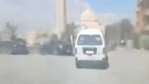 فحص فيديو ”مطاردة التجمع”: مواطن يلاحق سيارة صدمت شاباً وفرت هاربة