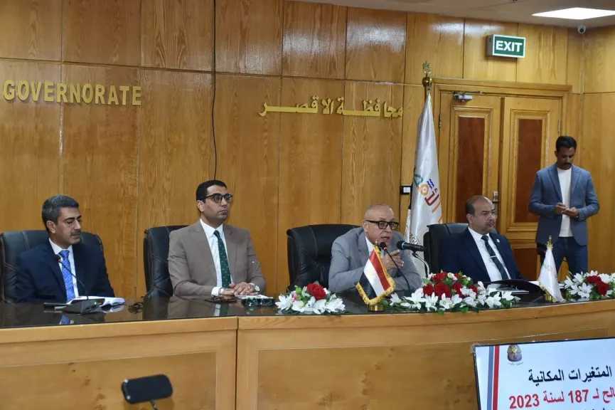 محافظ الأقصر يعقد اجتماعًا موسعًا لمتابعة ملفات التصالح والتقنين