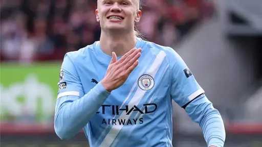 هالاند يفاجئ النرويج.. صفقة تاريخية تتحول إلى هدية إنسانية نادرة