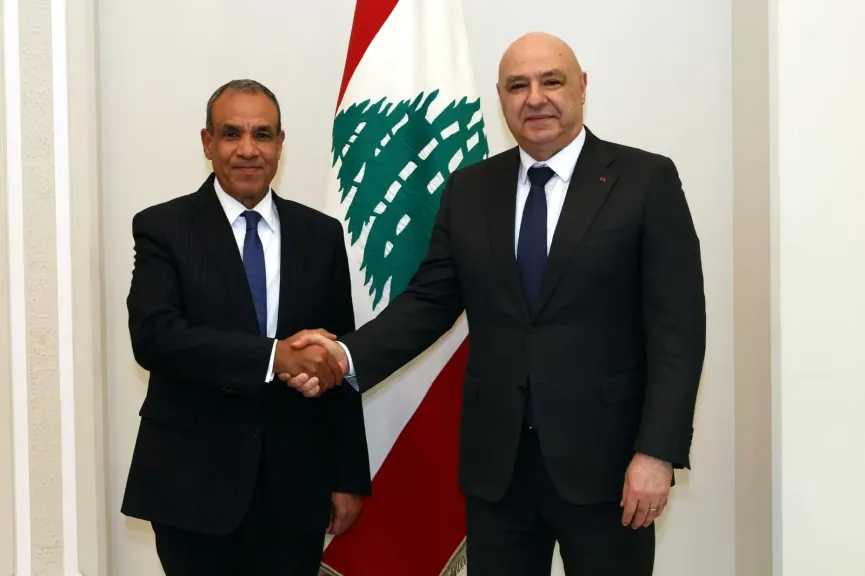 وزير الخارجية يلتقي الرئيس اللبناني في بيروت وينقل رسالة دعم من القيادة والشعب المصري