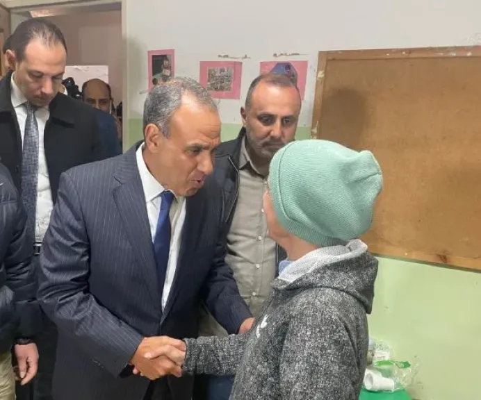 وزير الخارجية يزور مركز إيواء للنازحين في بيروت