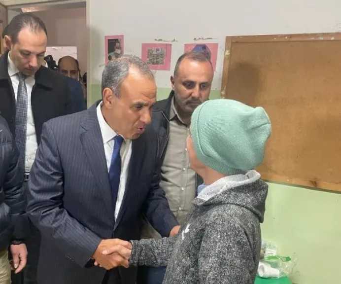 وزير الخارجية يزور مركز إيواء للنازحين في بيروت: مصر لن تدخر جهدا لدعمكم