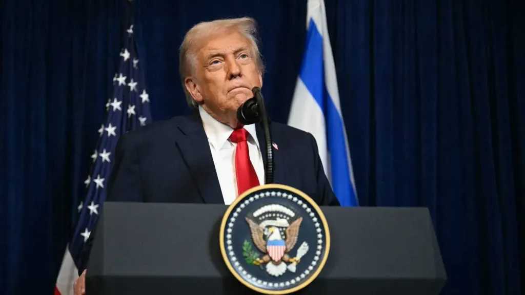 لأول مرة في تاريخ أمريكا.. ترامب يضع توقيعه علي الدولار يونيو المقبل