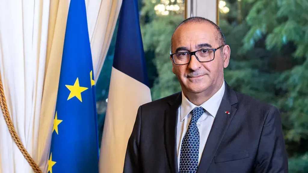 وزير داخلية فرنسا يربط بين محاولة تفجير بنك في باريس وحرب الشرق الأوسط