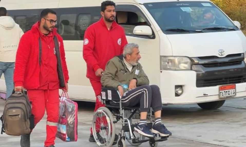 معبر رفح يواصل استقبال دفعات جديدة من العائدين والجرحى الفلسطينيين