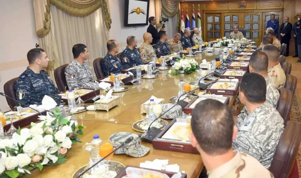 القائد العام للقوات المسلحة وزير الدفاع والإنتاج الحربى يلتقى عددا من مقاتلى الأفرع الرئيسية