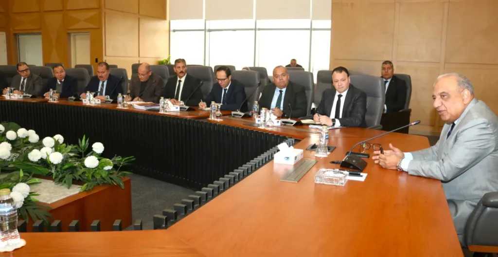 وزير الكهرباء يجتمع باللجنة الاستراتيجية لمتابعة إجراءات ترشيد الإنفاق واستهلاك التيار