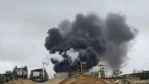 تصعيد خطير.. صواريخ إيرانية تستهدف مصنعا جنوب إسرائيل وتتسبب في تسرب مواد خطرة وإصابات متفرقة