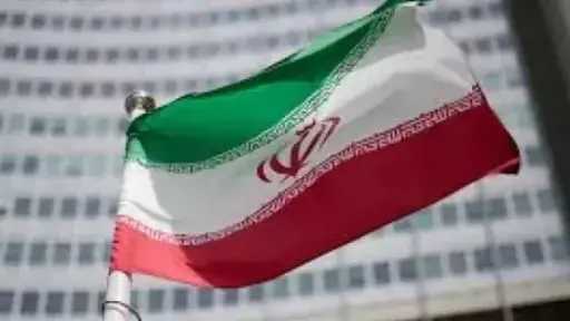 السفير الإيراني يتحدى قرار بيروت ويرفض مغادرة لبنان