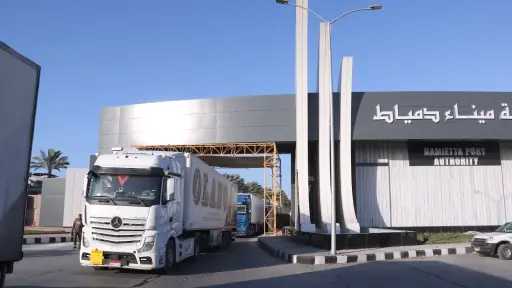 ميناء دمياط يدشن خدمة ترانزيت جديدة للشحنات عبر خط “الرورو” إلى دول الخليج