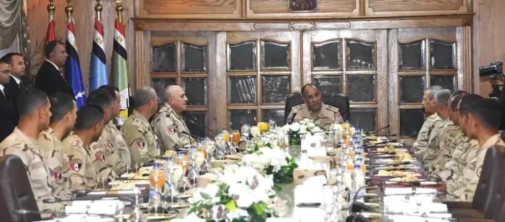 وزير الدفاع يجتمع مع مقاتلي الجيشين الثاني والثالث الميدانيين