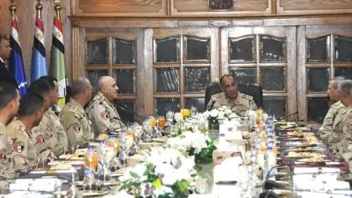 وزير الدفاع يجتمع مع مقاتلي الجيشين الثاني والثالث الميدانيين