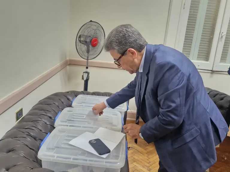 نقيب الأطباء البيطريين يدلي بصوته في انتخابات التجديد النصفي