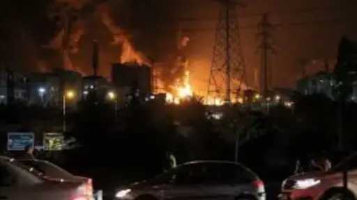 اندلاع حريق في مصفاة نفط إسرائيلية إثر هجوم صاروخي