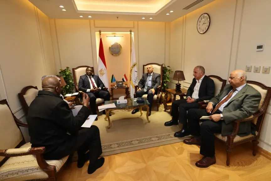 وزير النقل يبحث مع سفير جمهورية تنزانيا المتحدة بالقاهرة تفعيل تعاون كبير بين الجانبين في مجال النقل البحري