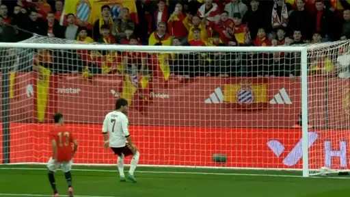 أيمن يونس: حسام حسن تفوق تكتيكيًا على إسبانيا.. وشوبير نجم المباراة