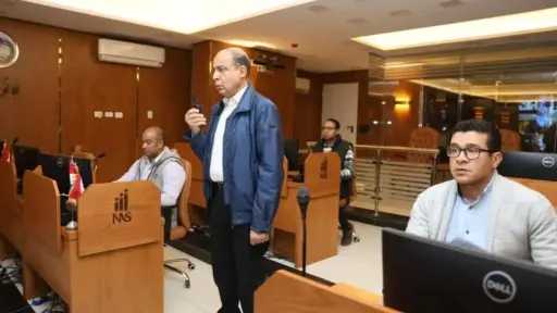 محافظ المنيا يتابع التزام المحلات بتطبيق قرار الإغلاق... محافظ المنيا يتابع التزام المحلات بتطبيق قرار الإغلاق في التاسعة مساء