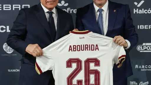 لقطة ودية تعكس قوة العلاقات.. أبوريدة يكرم رئيس... لقطة ودية تعكس قوة العلاقات.. أبوريدة يكرم رئيس الاتحاد الإسباني ويتبادلان الدروع