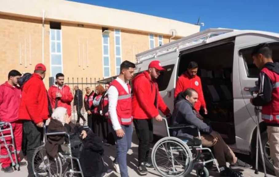 وصول الدفعة 29 من العائدين الفلسطينيين إلى معبر رفح واستعدادات مصرية لاستقبال الجرحى