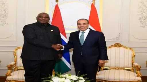 وزير الخارجية يبحث مع نظيره الجامبي تعزيز التعاون الثنائي وتكثيف التنسيق المشترك