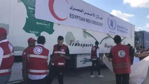 الهلال الأحمر المصري يرسل القافلة الـ169 من المساعدات الإنسانية إلى غزة