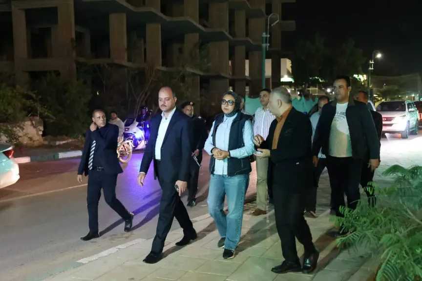 محافظ الوادي الجديد تتابع إجراءات رفع الإشغالات وترشيد الإنارة العامة بالميادين