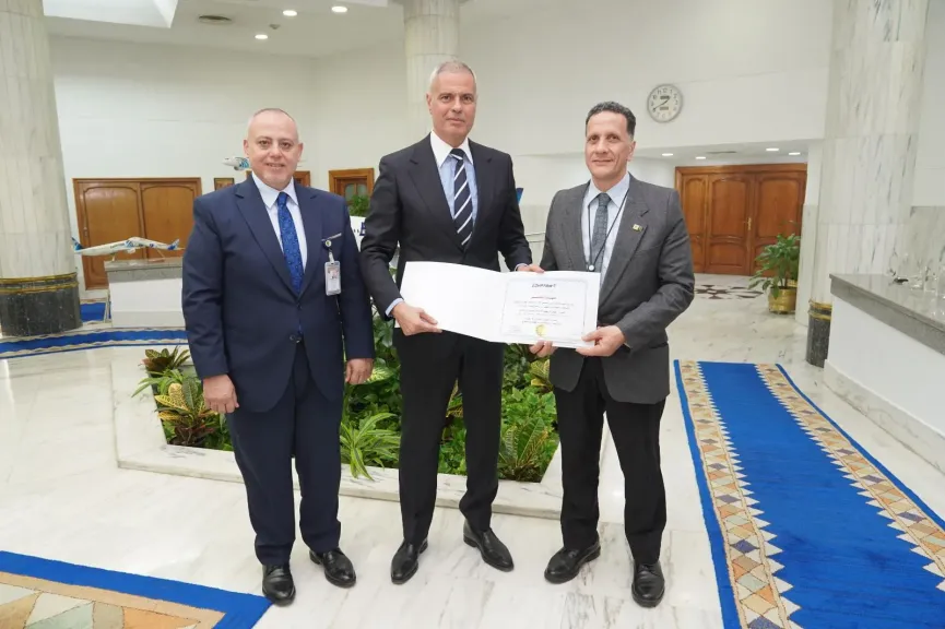فريق مصر للطيران ينفذ تعديلات معقدة على طائرات بوينج B737-800