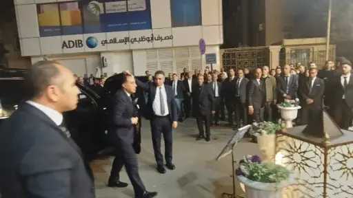 رئيس الوزراء يقدم واجب العزاء لرجل الأعمال أحمد عز في وفاة والدته