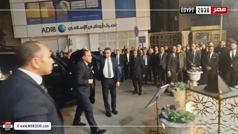 رئيس الوزراء يقدم واجب العزاء لرجل الأعمال أحمد عز في وفاة والدته