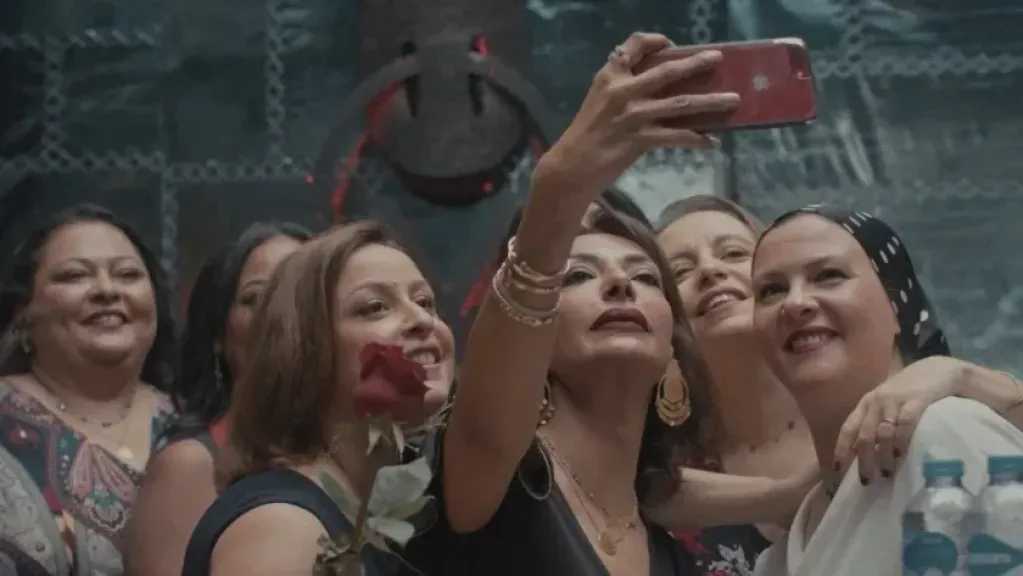 عرض فيلم دخل الربيع يضحك على هذه المنصة