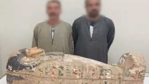 الداخلية تضبط تابوتًا أثريًا رومانيًا نادرًا بحوزة شخصين بسوهاج قبل بيعه