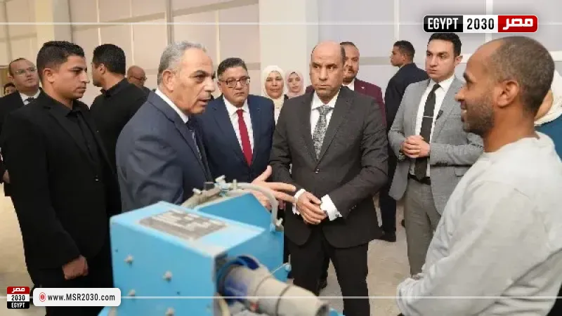 وزير العمل خلال جولته